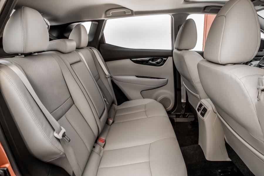 Интерьер Nissan Rogue Sport 2017 года  (фото 13 из 71)